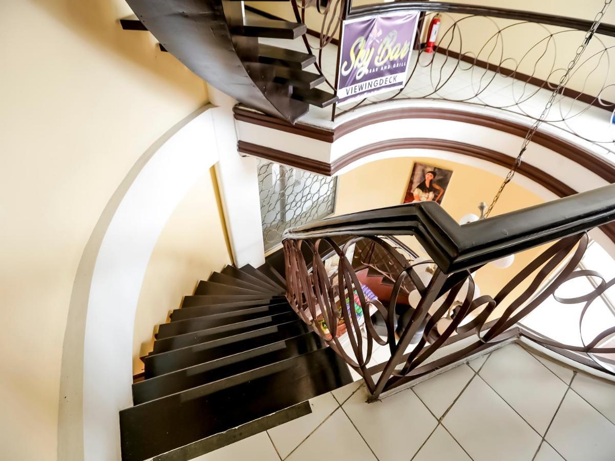 Oyo 759 Royal South Garden Suites Tagaytay City Ngoại thất bức ảnh